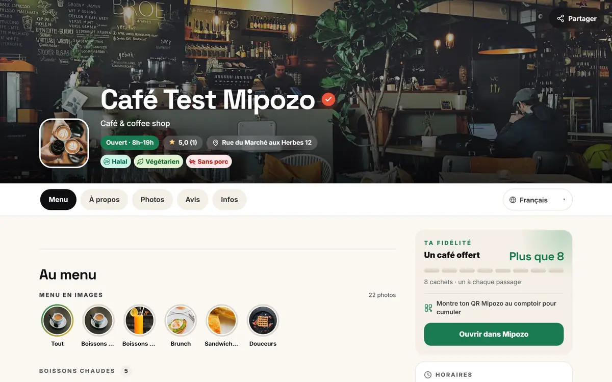 La vitrine Mipozo Plus du même café sur un ordinateur : couverture pleine largeur avec la pastille Mipozo Plus, onglets Menu, À propos, Photos, Avis et Infos, menu en photos, et à droite la carte de fidélité.